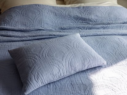 Yumeko Sierkussen arch lavender blue - mousseline katoen 
Hoes: 100% biologisch katoen (mousseline)
Tijk: 100% biologisch katoen
Vulling: 100% gerecyclede veren