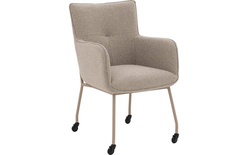 Goossens Eetkamerstoel Trullo beige stof met armleuning en met wielenmet zwarte skater wielen,