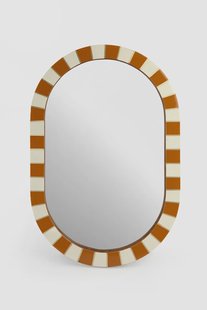 Oranje hangspiegel met geblokte omlijsting