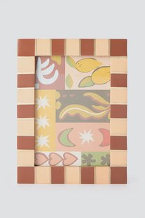 Donkerrode fotolijst met geblokte omlijsting