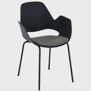 Houe Falk stoel met zwart onderstel,gestoffeerd beige Houe Falk stoel met zwart onderstel,gestoffeerd beige