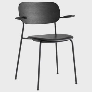 Audo Copenhagen Co eetkamerstoel met arm zitting Dakar 0842 zwart