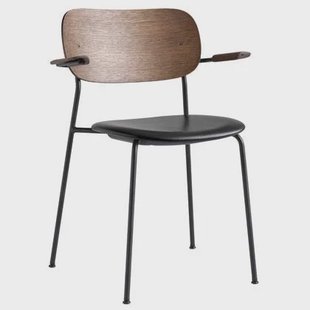 Audo Copenhagen Co eetkamerstoel met arm zitting Dakar 0842 donker