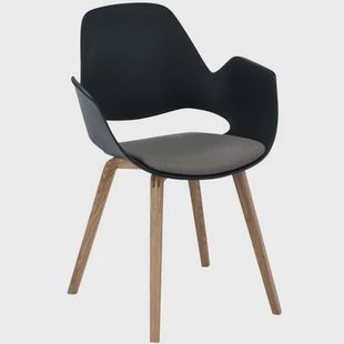 Houe Falk gestoffeerde stoel met eiken onderstel grijs Houe Falk gestoffeerde stoel met eiken onderstel grijs