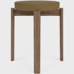 Audo Copenhagen Passage kruk H48 walnoot Bouclé Gold 06 Audo Copenhagen Passage kruk H48 walnoot Bouclé Gold 06
