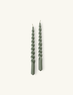 Gedraaide kaarsen 28 cm - Paraffinewas. 28 x 2,2 cm. 2 stk. - Moss Green - Søstrene Grene Gedraaide kaarsen 28 cm - Paraffinewas. 28 x 2,2 cm. 2 stk. - Moss Green - Søstrene Grene