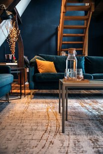 Louis de Poortere - Griff 8419 Mad Men Columbus Gold - 140x200 cm Vloerkleed Louis de Poortere - Griff 8419 Mad Men Columbus Gold - 140x200 cm Vloerkleed