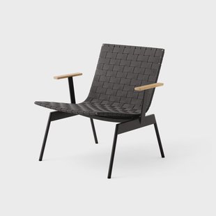 &Tradition Ville Outdoor AV45 loungestoel met armleuningen. Warm black