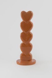 Oranje kandelaar met opgestapelde hartjes