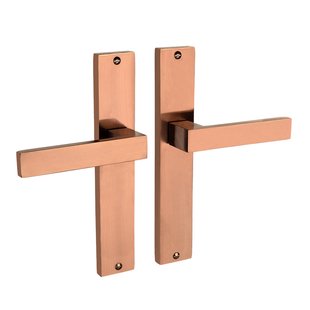 Mooi Deurbeslag Lusso geveerd op schild in mat brons