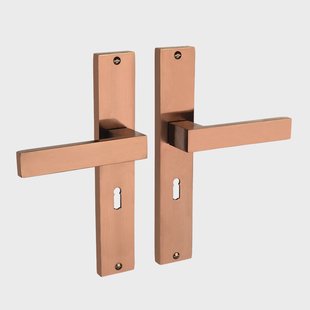 Mooi Deurbeslag Lusso geveerd op schild sleutelgat 55mm mat brons