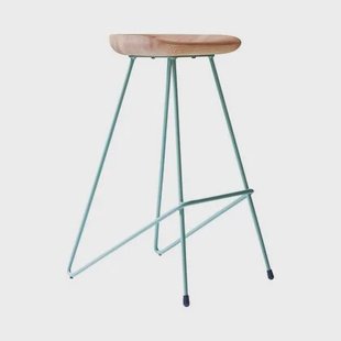 Tikamoon - Hoge kruk van massief essenhout en korstmoskleurig metaal