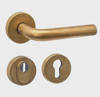 Intersteel Buitendeurbeslag set Luzern met SKG3 veiligheidsrozetten in PVD messing getrommeld