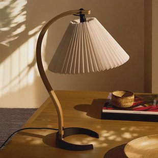 Gubi tafellamp Timberline, hout/wit, linnen, H 50 cm