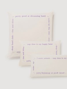 Katoenen perkal kussensloop Roya met geborduurde tekst