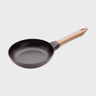 STAUB Staub gietijzeren koekenpan zwart licht houten handvat Ø20 cm