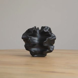 QUVIO Zwarte vaas - Decoratief object - Keramiek - Coral - Zwart