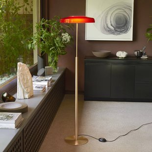 Oluce LED vloerlamp Dora, goudkleurig/rood, metaal, PMMA