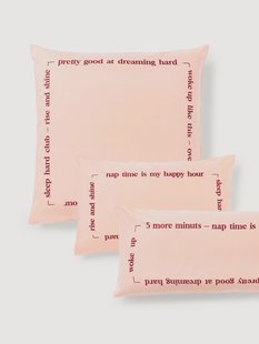 Katoenen perkal kussensloop Roya met geborduurde tekst