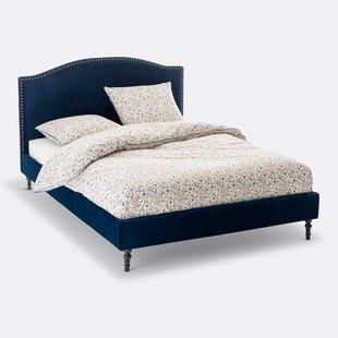 Bed in fluweel met sierspijkerafwerking en lattenbodem Andante