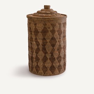 Mand in gevlochten rotan, Syan