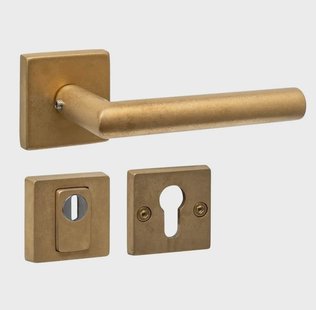 Intersteel Buitendeurbeslag Jura met SKG3 veiligheidsrozetten in PVD messing getrommeld