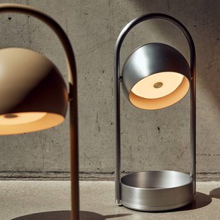 FRANDSEN LED tafellamp Ball Portable, zandgrijs, staal