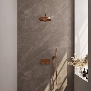 Brauer Stripe thermostatische inbouw regendouche met drukknoppen SET 25 met 25 cm douchekop en rechte muurarm en staaf handdouche en doucheslang en wandaansluitbocht koper geborsteld PVD