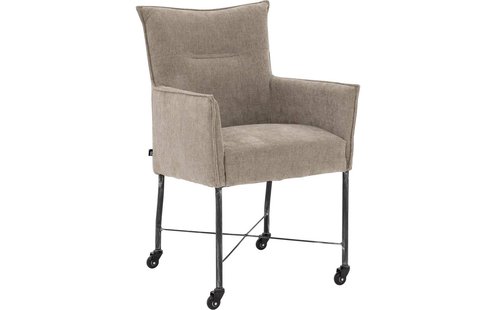 Goossens Eetkamerstoel Erik bruin stof met armleuning en met wielenmet skaterwielen, modern design