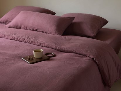Yumeko Dekbedovertrek hennep/katoen deep raspberry 
Voorzijde: 100% hennep
Achterzijde: 100% biologisch katoen, percal geweven