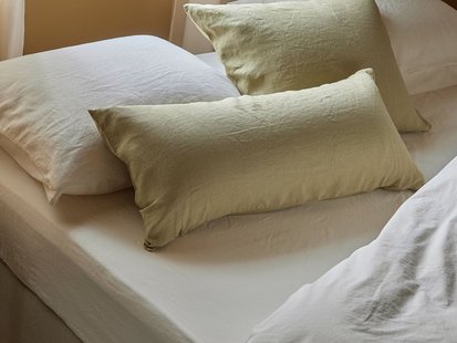 Yumeko Kussensloop hennep/katoen botanic green 
Voorzijde: 100% hennep
Achterzijde: 100% biologisch katoen, percal geweven