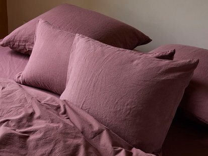 Yumeko Kussensloop hennep/katoen deep raspberry 
Voorzijde: 100% hennep
Achterzijde: 100% biologisch katoen, percal geweven