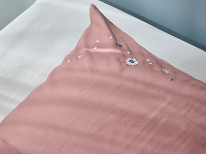 Yumeko Kussensloop katoen satijn blush rose starry flower 100% biologisch en fairtrade katoen, satijn geweven