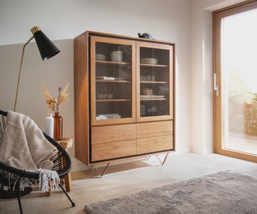 DELIFE Vitrinekast Stonegrace 115x150 acacia natuur 2 deuren 4 laden steenfineer V-poot