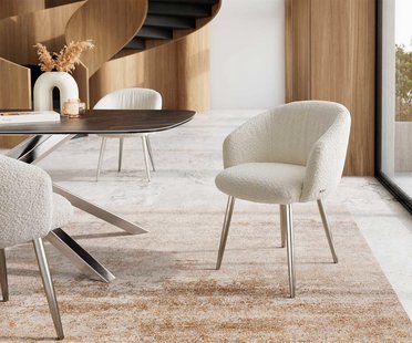 DELIFE Eetkamerstoel Caja-Flex met armleuning bouclé wit 4-poot conisch roestvrij staal pocketveer kern