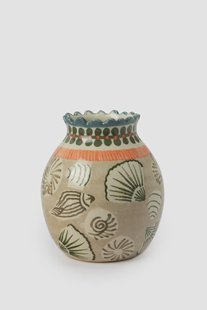 Groene vaas met schelpen