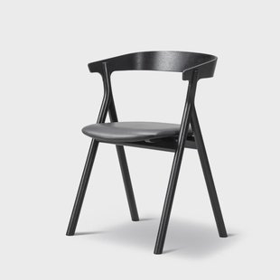 Fredericia Furniture Yksi 3341 stoel Leder premium 88-zwartgelakte eik