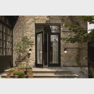 Nuura Aps Nuura buitenwandlamp Liila, breedte 16 cm, zwart/opaak