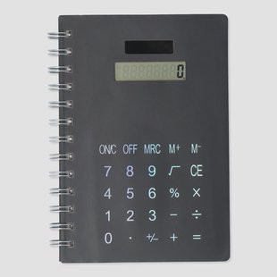 Notebook met rekenmachine. op zonne-energie