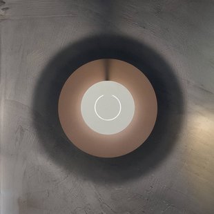 Knikerboker LED wandlamp DoppioZero, roze/wit, Ø 30 cm