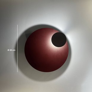 Knikerboker LED wandlamp Pois, donkerrood, Ø 25 cm, dimbaar