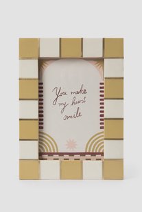 Gele fotolijst met geblokte omlijsting