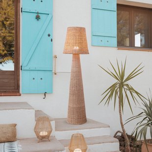 Newgarden LED- Accu-vloerlamp Lola, houtkleurig, rotan, IP54