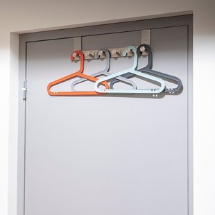 Set Van 4 Veelkleurige Plastic Hangers Spaceo