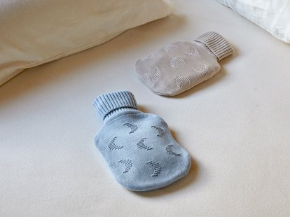 Yumeko Warmwaterkruik set XS moon faded blue 
Kruikzak: 100% biologisch en Fairtrade katoen
Warmwaterkruik: 100% natuurlatex