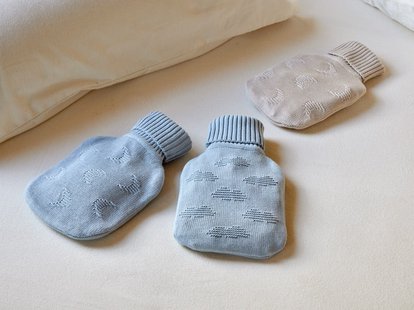 Yumeko Warmwaterkruik set XS cloud faded blue 
Kruikzak: 100% biologisch en Fairtrade katoen
Warmwaterkruik: 100% natuurlatex