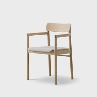 Fredericia Furniture Post 3446 armstoel Sunniva 717 – licht geolied eiken