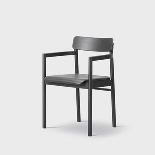 Fredericia Furniture Post 3446 armstoel Premium leer 88 – zwart gelakt eiken
