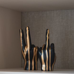 Richmond Decoratie 'Hand' Middelvinger, kleur Zwart/Goud