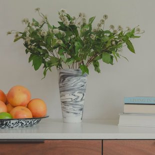 Zuiver Vaas 'Conic' Resin, 25cm, kleur Zwart/Wit